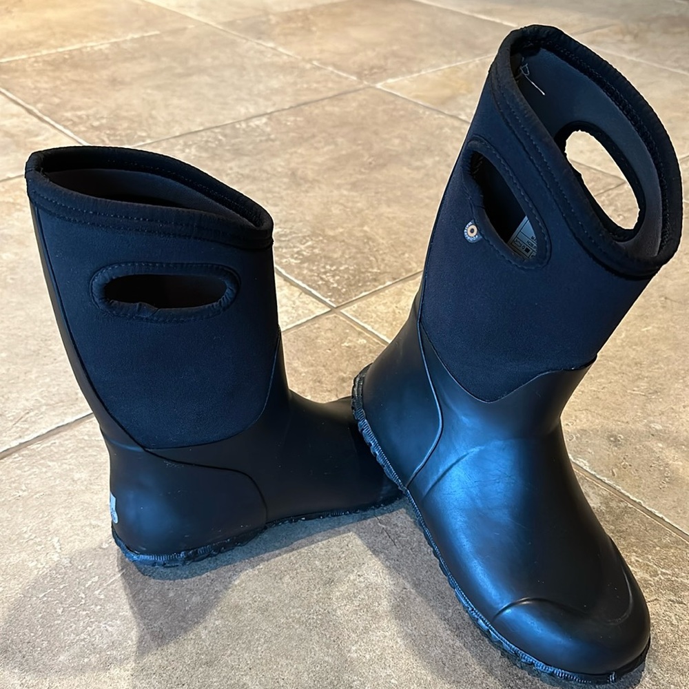 Bogs Snow/Rain Boot kids size 5 Like brand NEW!!